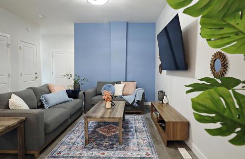 Southwest Edmonton Casa | Beautiful 3 King Beds,Garage,Airport,Disney+
