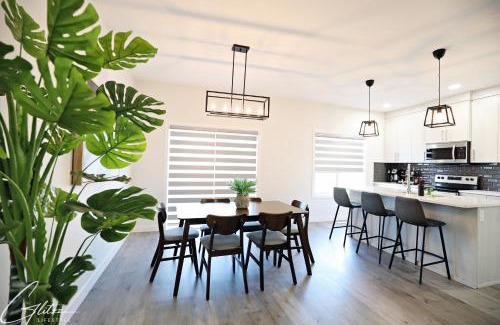 Southwest Edmonton Casa | Beautiful 3 King Beds,Garage,Airport,Disney+