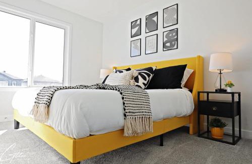 Southwest Edmonton Casa | Beautiful 3 King Beds,Garage,Airport,Disney+