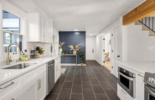 Spokane Casa | Beautiful 3 story villa with room for 17 people - outdoor POOL and indoor SAUNA