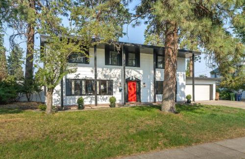 Spokane Casa | Beautiful 3 story villa with room for 17 people - outdoor POOL and indoor SAUNA