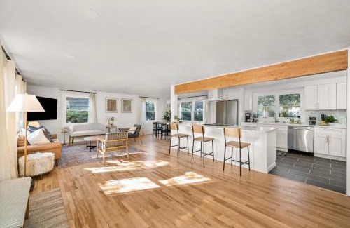 Spokane Casa | Beautiful 3 story villa with room for 17 people - outdoor POOL and indoor SAUNA