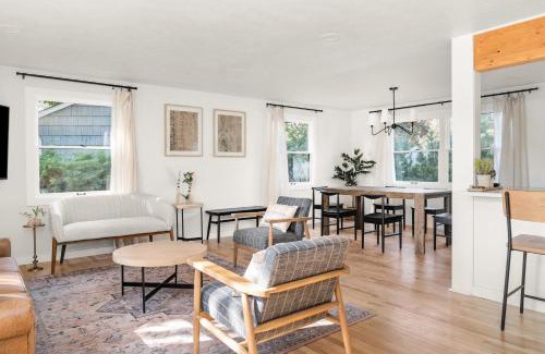 Spokane Casa | Beautiful 3 story villa with room for 17 people - outdoor POOL and indoor SAUNA