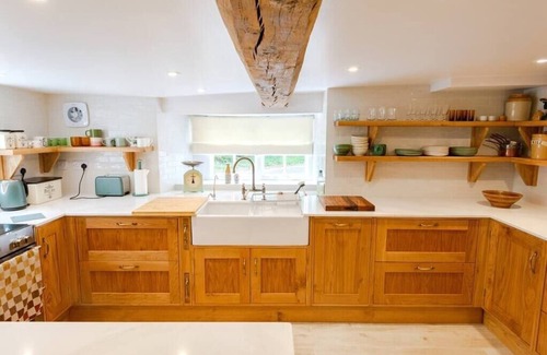 Kettering Casa | Beautiful 3BD Thatched Stone Cottage Kettering