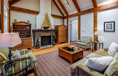 Port Carling Villa | Beautiful 3bdrm 3 bath Villa at the prestigous Lake Joe Club Resort!
