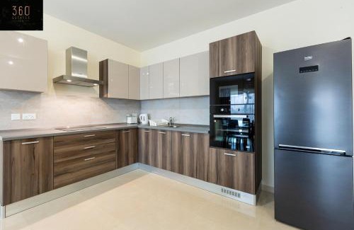 Marsaxlokk Apartamento | Beautiful 3BR home with private balcony with WIFI & AC by 360 Estates