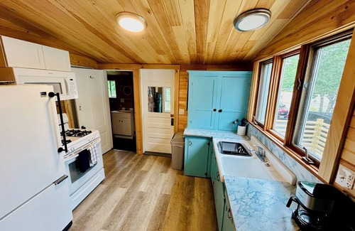 Dedham Cabina | Beautiful 3BR Lakefront Cottage @ Jenkins Beach #2