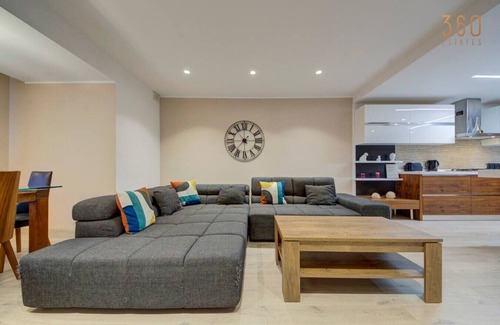 Naxxar Apartamento | Beautiful 3BR Maisonette with Rooftop Terrace