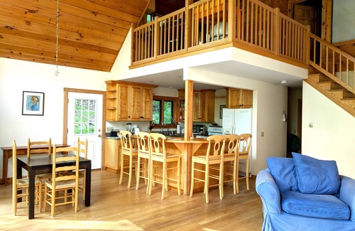 Cummington Casa | Hermosa vista al río 3BR, enorme pared de vidrio Log House -2200 sq / ft