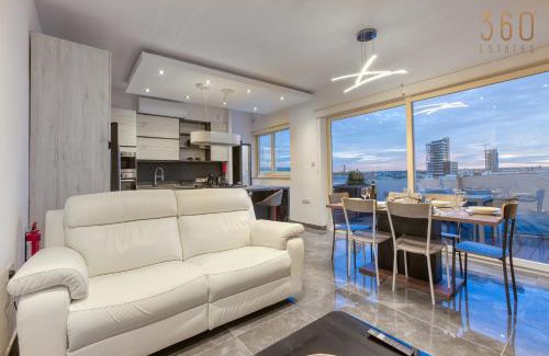 Gzira Apartamento | Beautiful 3BR Triplex penthouse with Hot-Tub by 360 Estates