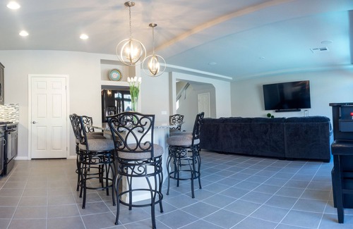 Enterprise Casa | Hermoso 4 bd / 2. 5 baños en casa. A 5 minutos del Strip, del estadio Allegiant y del aeropuerto.