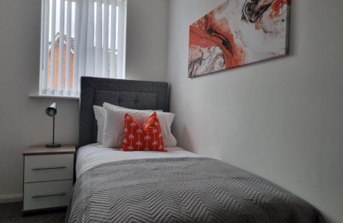 Manchester Casa | Beautiful 4 bed home, Sleeps 6, driveway parking, With sky & BT sports