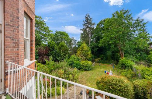 Frognal and Fitzjohns Casa | Beautiful 4 bed in Hampstead with Garden & Parking