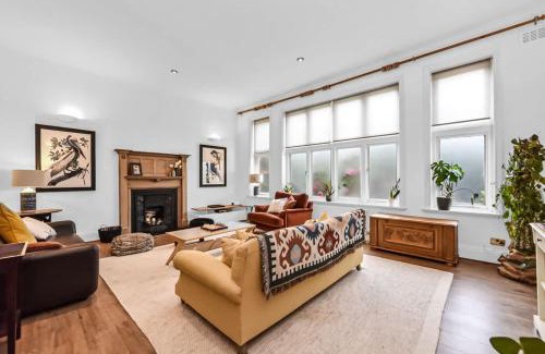 Frognal and Fitzjohns Casa | Beautiful 4 bed in Hampstead with Garden & Parking