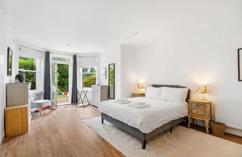 Frognal and Fitzjohns Casa | Beautiful 4 bed in Hampstead with Garden & Parking