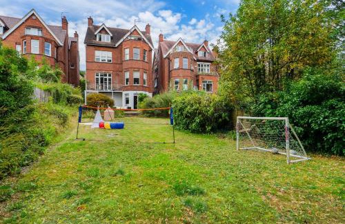 Frognal and Fitzjohns Casa | Beautiful 4 bed in Hampstead with Garden & Parking