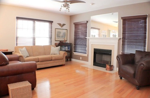 Jamestown Casa | Beautiful 4-Bed Jamestown Colonial - 5 Min. To Newport