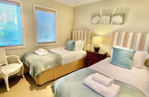 South Cerney Cabina | Hermoso hotel de 4 camas junto al lago en Cotswolds. Terraza privada y vistas impresionantes