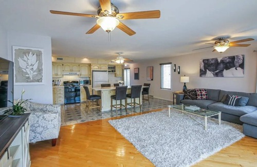 Margate City Casa | Beautiful 4 bedroom shore home with sunset bay views.