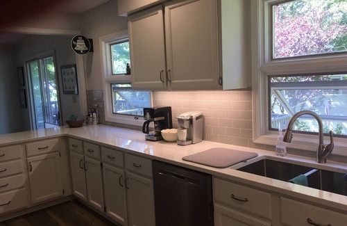 Macatawa Casa | Cómoda casa de 4 dormitorios, 3 baños a minutos a pie de la playa privada del lago Michigan