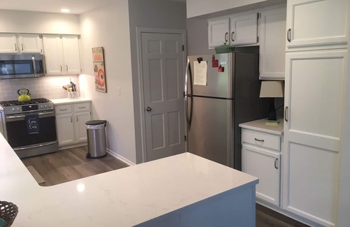 Macatawa Casa | Cómoda casa de 4 dormitorios, 3 baños a minutos a pie de la playa privada del lago Michigan