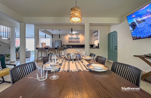 Colina del Sol Casa | Beautiful 4-bedroom 4-Bathroom home with WiFi, AC one block from sea