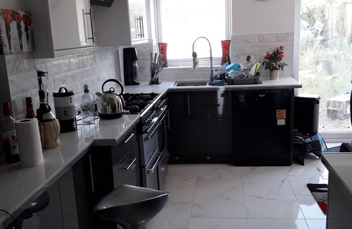 Gravesend Casa | Beautiful 4 bedroom accommodation for 6 people