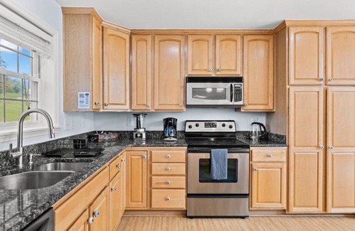 Livingston Cabaña | Beautiful 4-Bedroom Lakefront Cottage with Dock