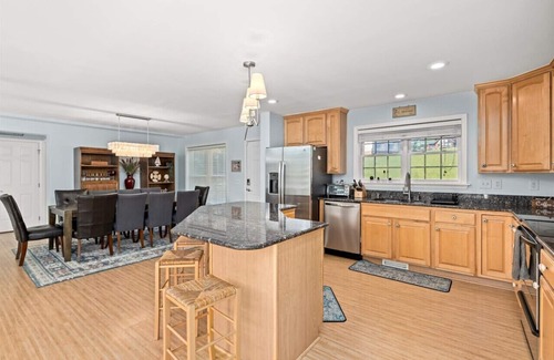 Livingston Cabaña | Beautiful 4-Bedroom Lakefront Cottage with Dock