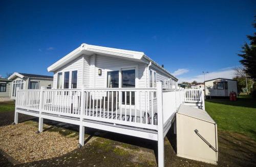 Hunstanton Cabina | Beautiful 4 Berth Lodge With Decking At Manor Park In Hunstanton Ref 23038C