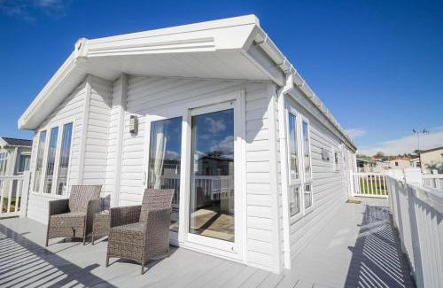 Hunstanton Cabina | Beautiful 4 Berth Lodge With Decking At Manor Park In Hunstanton Ref 23038C