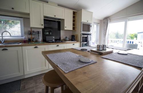 Hunstanton Cabina | Beautiful 4 Berth Lodge With Decking At Manor Park In Hunstanton Ref 23038C