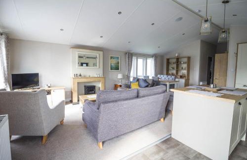 Hunstanton Cabina | Beautiful 4 Berth Lodge With Decking At Manor Park In Hunstanton Ref 23038C