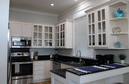 Emerald Waters Village Casa | Beautiful 4-br 3 king beds, 20 seconds to beach, community pool