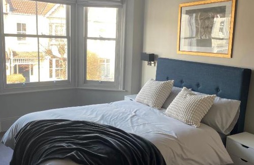 West Barnes Casa | Beautiful 4B.2Ba House + office