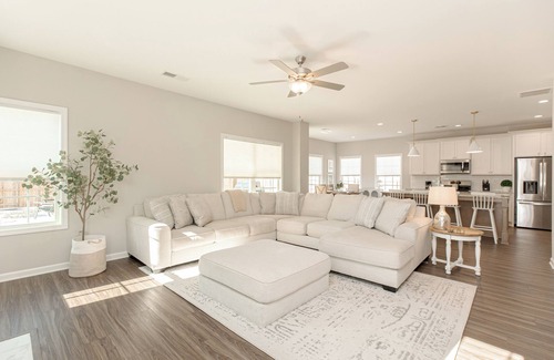 Perry Casa | AtHome+1 Stay | Beautiful 4BR | Fenced Yard