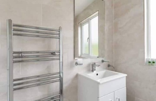 Figge's Marsh Casa | Beautiful 4BR Home in Mitcham With Garden