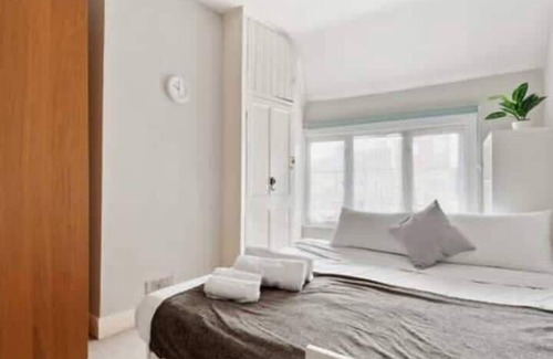 Figge's Marsh Casa | Beautiful 4BR Home in Mitcham With Garden