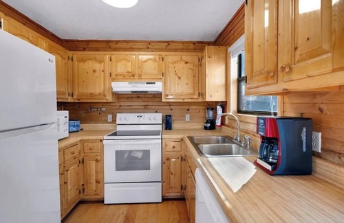 Byrdstown Cabina | Beautiful 5 Bed Chalet w/Hot Tub, Lakefront on Dale Hollow! #14