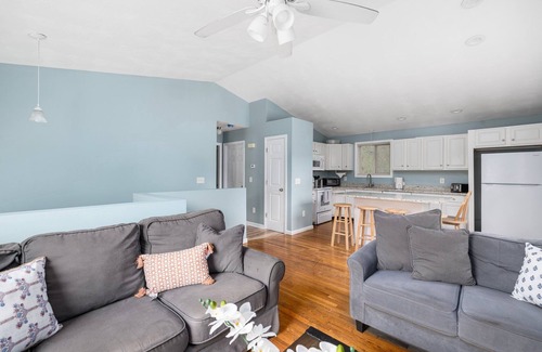Saunderstown Casa | Beautiful 5 bedroom near beaches. Walk to Narrow River.