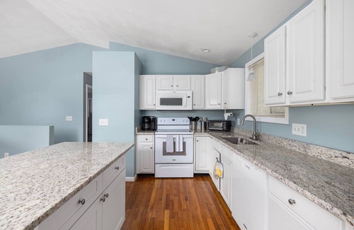 Saunderstown Casa | Beautiful 5 bedroom near beaches. Walk to Narrow River.