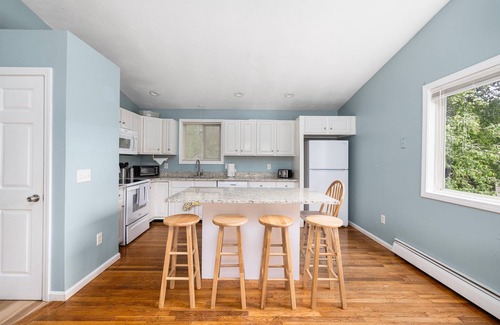 Saunderstown Casa | Beautiful 5 bedroom near beaches. Walk to Narrow River.