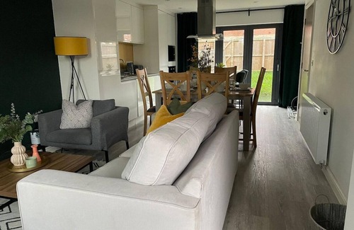 Failsworth Casa | Beautiful 5 Bedroom Home in Manchester Sleeps 9