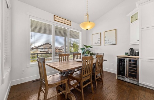 Olds Casa | Beautiful 5 bedroom home in Central Alberta 45 minutes from YYC