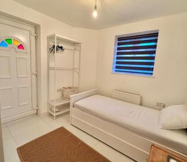 Wormholt and White City Casa | Beautiful 5 bedroom house in central london