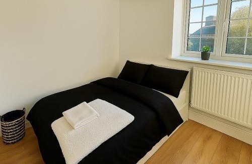 Wormholt and White City Casa | Beautiful 5 bedroom house in central london