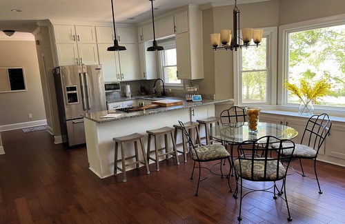 Evans Casa | Beautiful 5 Bedroom Masters & ANWA Rental