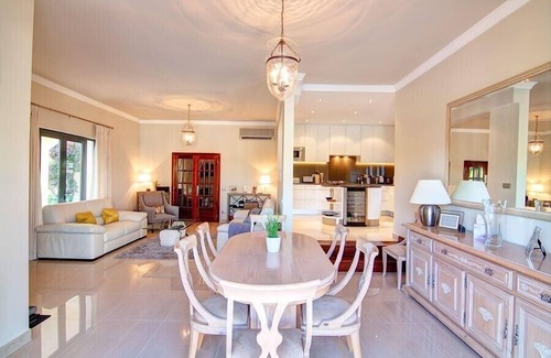 Ferrarias Villa | Impresionante villa de 5 dormitorios y jardines con una pista de tenis en el Vale do Lobo zona