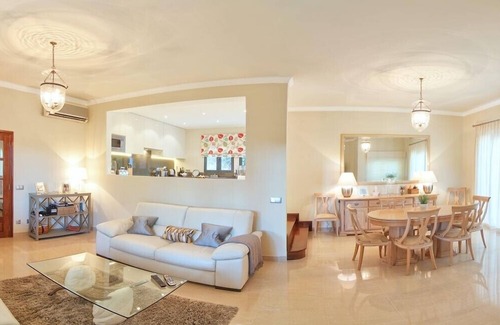 Ferrarias Villa | Impresionante villa de 5 dormitorios y jardines con una pista de tenis en el Vale do Lobo zona