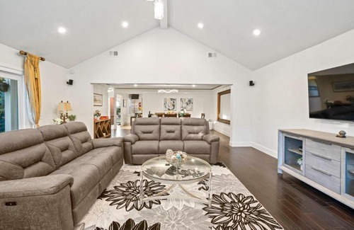 Fountain Valley Casa | Beautiful 5BR and 3BA, heated pool, golfing, BBQ villa near Disney and beaches